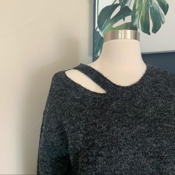 - REVOLVE Heartloom slit neck Varsity‎ Pullover. S - Picture 4 of 11